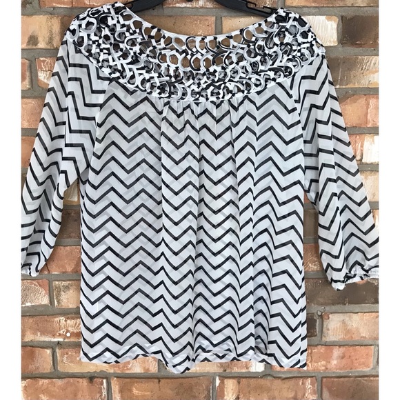 Umgee Women’s Black and White Chevron Print Top  Medium - Picture 5 of 6